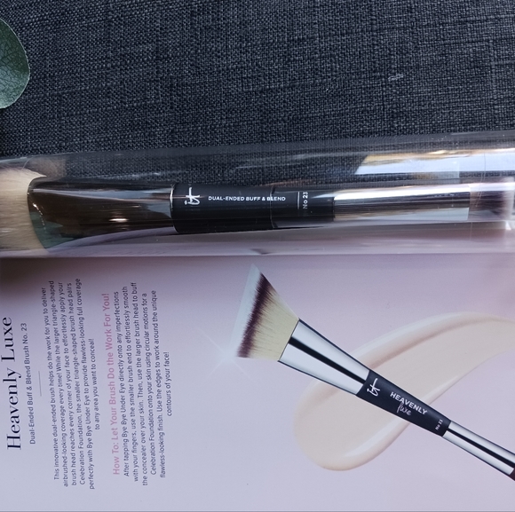 IT Cosmetics Heavenly Luxe Dual-Ended Buff & Blend No 23 Foundation Brush - Picture 2 of 4